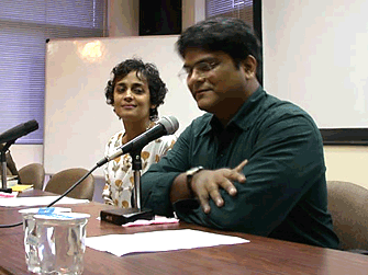 Arundhati Roy en una conferencia