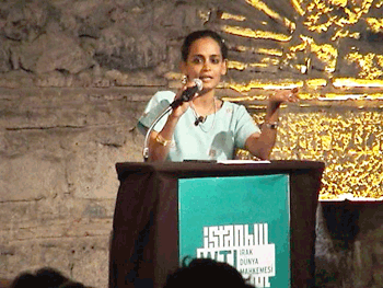 Arundhati Roy en una conferencia