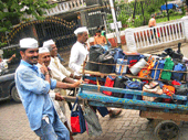 dabbawalas transportando un carro