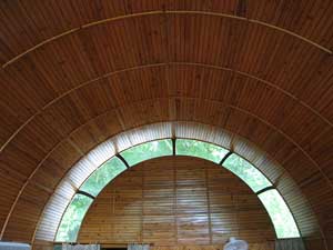 Interior de un igloo de madera en Jungle Bells