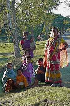 familia local en Kaziranga