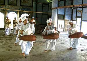 bailarines en un monasterio de Majuli