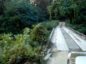 puente de madera en Manas
