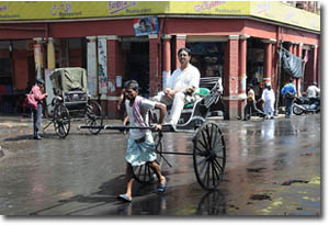 hombre empujando un rickshaw