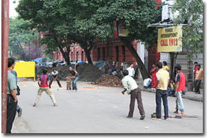 niños jugando en una calle de calcuta