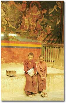 monjes jovenes en lamayuru