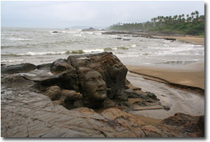 cabeza de shiva en la playa de vagator