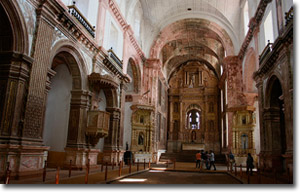 interior de la iglesia de san francisco de asis