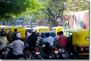 calle con trafico en bangalore