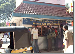 oficina de prepago de rickshaws en la estacion de autobuses de mysore