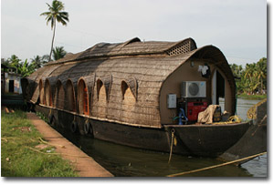 Casa-barco amarrado en Champakulam