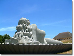 estatua en la playa de Sangumugham