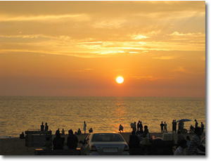 puesta de sol en la playa de Sangumugham