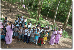 niños En el Santuario de Vida Salvaje de Neyyar