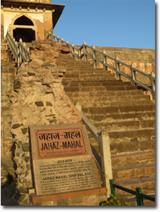 escaleras en Jahaz Mahal de Mandu