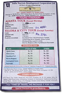 cartel ofreciendo excursiones a Ajanta