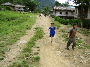 Niños corriendo en un pueblo Maisa