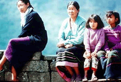 Mujeres y niños de las tribus Naga