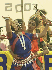 mujeres bailando un baile tradicional en puri