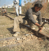trabajadores en las vias de tren en punjab