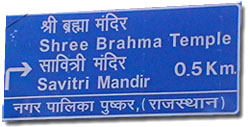 Cartél de la carretera anunciando el Templo Shree Brahma de Pushkar