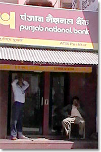 Banco con cajero en Pushkar