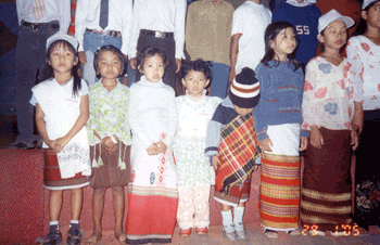 Niños de Tripura vestidos con trajes tradicionales