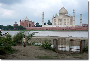 El Taj Mahal desde el jardín Mehtab Bagh