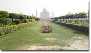 Jardín Mehtab Bagh con el taj mahal al fondo