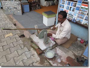artesano trabajando en una calle de agra