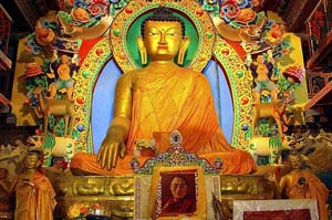 Estatua dorada de Buda en la gompa de Tawang