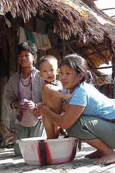 madre con niño en la tribu Adi