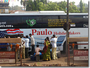 pasajeros subiendo a un autobus en mapusa