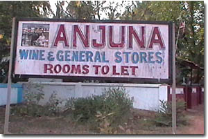 cartel ofreciendo alojamiento en Anjuna