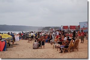 mucha gente en la playa de calangute