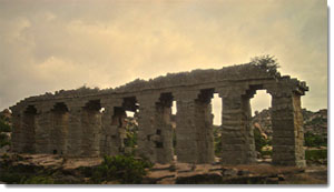 ruinas de un acueducto cerca de hampi