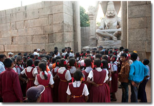Escolares ante la estatua de Lakshmi Narasimha