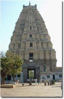 gopuram o torre principal del templo virupaksha