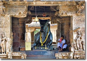 nandi en el templo virupaksha
