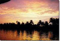 puesta de sol en los backwaters de kerala