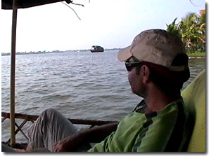 en una barca en los backwaters