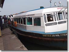 ferry en el puerto de ernakulam