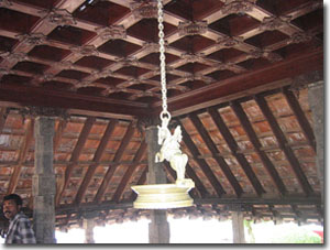 techo en el palacio Padmanabhapuram