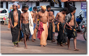 hombres en el Templo Sri Padmanabhaswamy