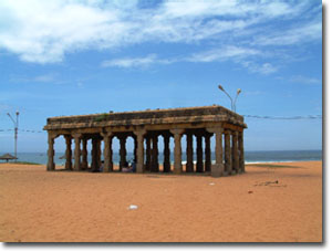 pabellon de piedra en la playa de Sangumugham