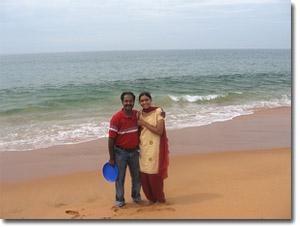pareja india posando en la playa de Sangumugham