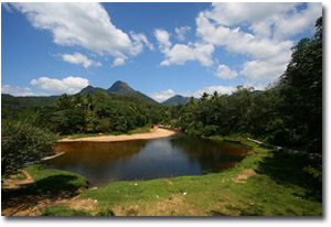 pequeño lago en Ponmudi