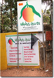 carteles ofreciendo alojamientos en varkala