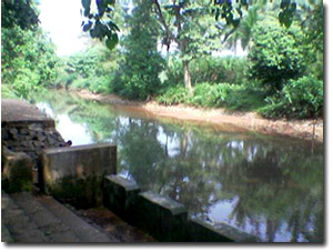 Corriente de agua cerca del templo Madhur