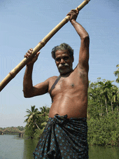 hombre de kerala en los backwaters